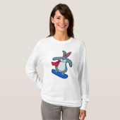 Kaninchen als Snowboarder mit Snowboard & Scarf T-Shirt (Vorne ganz)