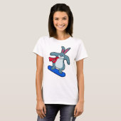 Kaninchen als Snowboarder mit Snowboard & Scarf T-Shirt (Vorne ganz)