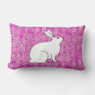 Kaninchen auf einem Bett mit Frühlingsblumen Lendenkissen