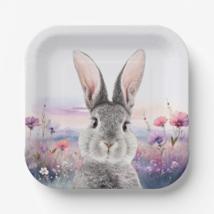 Kaninchen auf einem Feld mit Wildblumen Pappteller