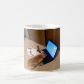 Kaninchen auf Netz durch JokeApptv TM Kaffeetasse (Mittel)