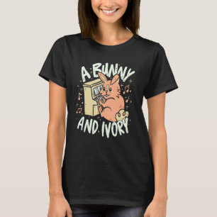 Kaninchen auf Piano Ebony und Elfenbeinpuppe T-Shirt