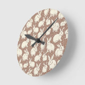 Kaninchen Bonanza - Mocha Mousse. Runde Wanduhr (Winkel)