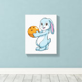 Kaninchen im Bowling mit Bowlingball Leinwanddruck (Insitu (Holzboden))