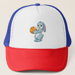 Kaninchen im Bowling mit Bowlingball Truckerkappe
