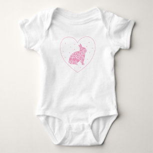 Kaninchen in einem weißen Kissen des Herzens Baby Strampler