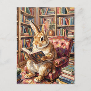 Kaninchen liest ein Buch in einem gemütlichen Zimm Postkarte
