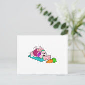 Kaninchen mit Karotte bei Yoga auf Yoga-Matte Postkarte (Stehend Vorderseite)
