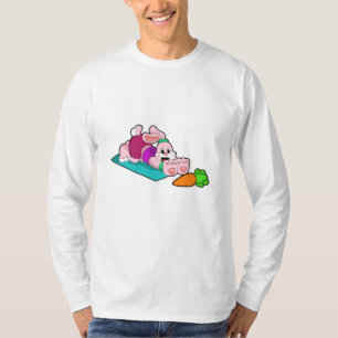 Kaninchen mit Karotte bei Yoga auf Yoga-Matte T-Shirt