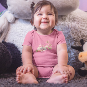 Kaninchen mit KarottenCartoon Gezeichnet Baby Strampler