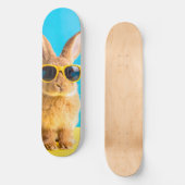Kaninchen mit Sonnenbrille Skateboard (Vorderseite)