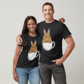Kaninchen mit Tasse Kaffee T-Shirt (Unisex)