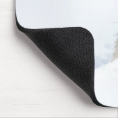 Kaninchen schaut über eine Schneeverwehung Mousepad (Ecke)