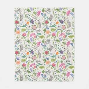 Kaninchen, Schmetterlinge und Blumen Fleecedecke