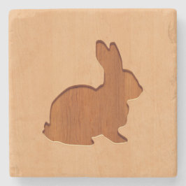 Kaninchen-Silhouette graviert auf hölzernem Steinuntersetzer