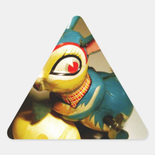 Kaninchen Spielzeug und Ostergelbe Ei Dreieckiger Aufkleber