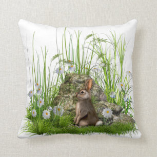 Kaninchen und Gänseblümchen im langen Kissen