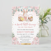 Kaninchen und rosa Blume Kinderdusche Einladung (Stehend Vorderseite)