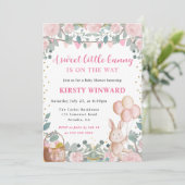 Kaninchen und rosa Blume Kinderdusche Einladung (Stehend Vorderseite)