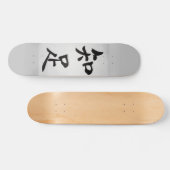 Kanjis chinos en medio de fondo gris skateboard (Horizontal)