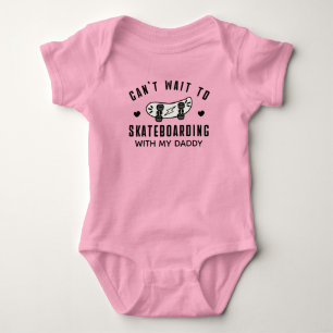 Kann es kaum erwarten, mit Daddy Skateboard zu fah Baby Strampler