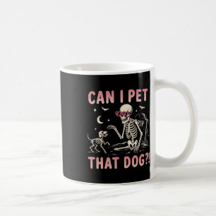 Kann ich diesen Hund, der ein lustiges Skelett auf Kaffeetasse