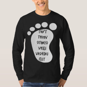 Kann keine Steine werfen, während man die Füße wäs T-Shirt