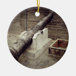 Kanone auf alter Stadt-Wand Keramikornament