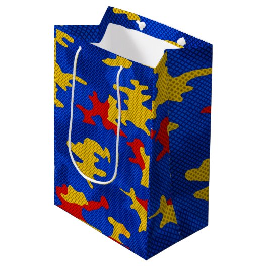 Kansas Blue Red Yellow Vibrant Camo Pattern Mittlere Geschenktüte (Vorderseite Schrägansicht)