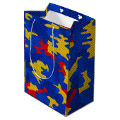 Kansas Blue Red Yellow Vibrant Camo Pattern Mittlere Geschenktüte (Rückseite Schrägansicht)
