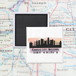 Kansas City MO City Skyline Magnet<br><div class="desc">Der Square Magnet verfügt über die Skyline-Silhouette von Kansas City,  MO mit Kartenkoordinaten auf einem Aquarellplatz-Splint-Hintergrund.</div>