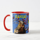 Kansas Eichhörnchen essen eine rote Berry Coffee T Tasse (Links)