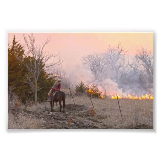 Kansas Rancher Watching a Controlled Prairie Burn Fotodruck (Vorne)