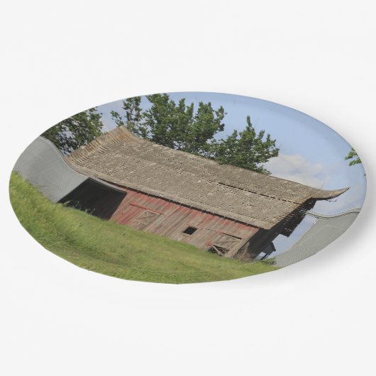 Kansas Red Barn mit blauem Himmel Pappteller (Schrägansicht)