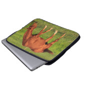 Kansas Rotes Pferd mit grüner Weide LapTop-Sieb. Laptopschutzhülle (Vorne Knopf)
