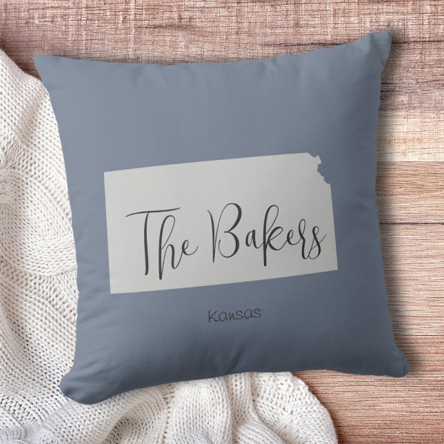 Kansas Staat Family Name Throw Kissen (Show pride for your state and personalize it!  "love makes this house a home in <your state>")