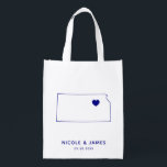 Kansas Wedding Welcome Bag Navy Tasche mit Karte Wiederverwendbare Einkaufstasche<br><div class="desc">Begrüßungsgeschenktasche mit Kartengrafik. Ihre Gäste werden in ihrem Hotel einchecken und diese Tasche mit den Leckereien,  die sie erwarten,  finden. Sie können das Herz mit der Funktion "Weiter anpassen" an den Ort Ihres großen Tages positionieren.</div>