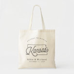 Kansas Wedding Welcome Tote Bag Tragetasche<br><div class="desc">Diese Kansas Tasche ist ideal,  um die Gäste der Stadt zu Ihrer Hochzeit zu empfangen! Packen Sie es mit lokalen Goodies für ein extra lustiges Willkommenspaket.</div>