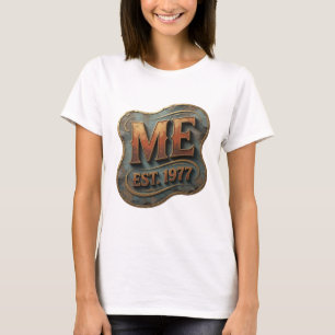 Kantiges Gold ME EST 1977 3D-Textkunst T-Shirt