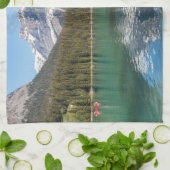 Kanu am berühmten Emerald Lake - Yoho NP, Kanada Geschirrtuch (Gefaltet)