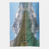 Kanu am berühmten Emerald Lake - Yoho NP, Kanada Geschirrtuch (Vertikal)