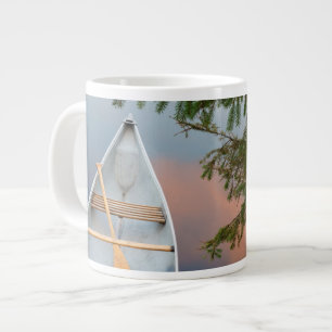 Kanu am See bei Sonnenuntergang, Kanada Jumbo-Tasse