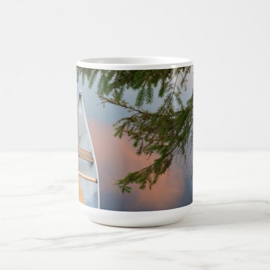 Kanu am See bei Sonnenuntergang, Kanada Kaffeetasse (Mittel)