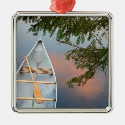 Kanu am See bei Sonnenuntergang, Kanada Silbernes Ornament (Vorne)