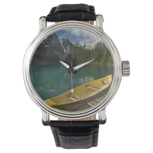 Kanu geparkt an einem Dock am Moraine Lake, Banff Armbanduhr