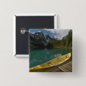 Kanu geparkt an einem Dock am Moraine Lake, Banff Button (Vorne & Hinten)