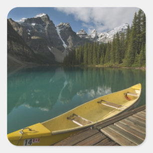 Kanu geparkt an einem Dock am Moraine Lake, Banff Quadratischer Aufkleber