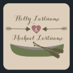 Kanu   Herz mit Pfeilen Hochzeitsticker Quadratischer Aufkleber<br><div class="desc">Ein Hochzeitsaufkleber im Freien,  der eine Abbildung eines roten Herzens zwischen zwei Pfeilen auf einer Abbildung eines grünen Kanus zeigt. Personalisieren Sie den Text mit Ihren Namen.</div>