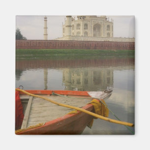 Kanú im Wasser mit Taj Mahal, Agra, Indien Magnet