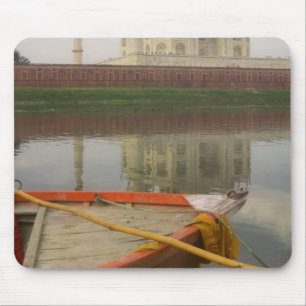 Kanú im Wasser mit Taj Mahal, Agra, Indien Mousepad